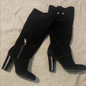 Tory Burch Black Heeled Boots with Gold Zipper size 7.5 preowned SUEDE leather